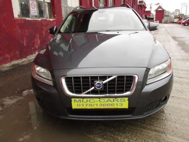 Gebraucht Volvo V70 Momentum 185 PS (136 kW) 2010 Andere farbe metallic Kombi