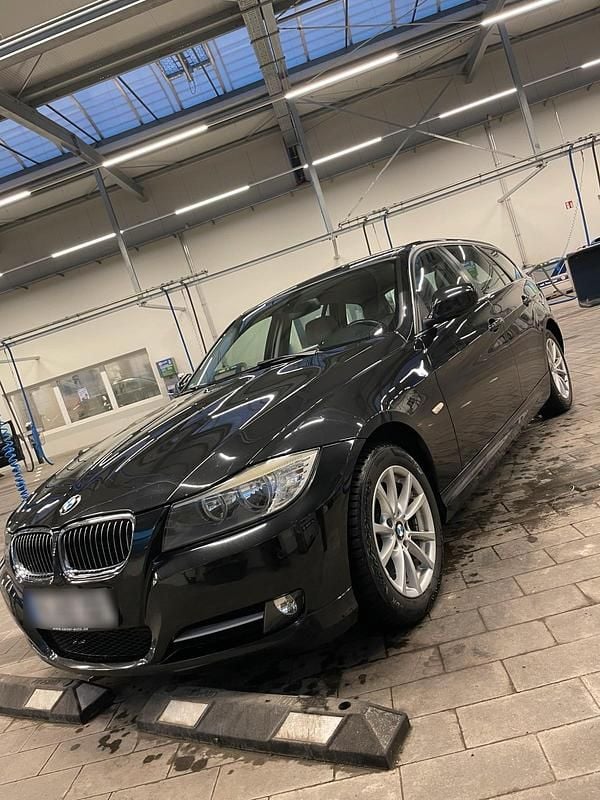 Gebraucht BMW 320 184 PS (135 kW) 2010 Schwarz Kombi