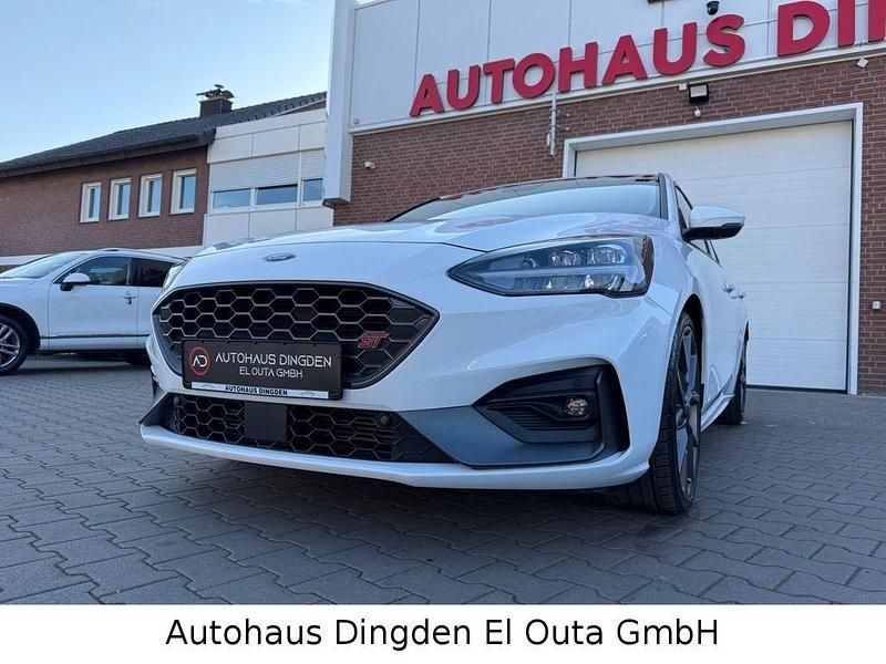 Weiß Gebraucht 2021 Ford Focus Performance Edition Limousine | 27.950 € (Guter Preis) - Bild 1/4