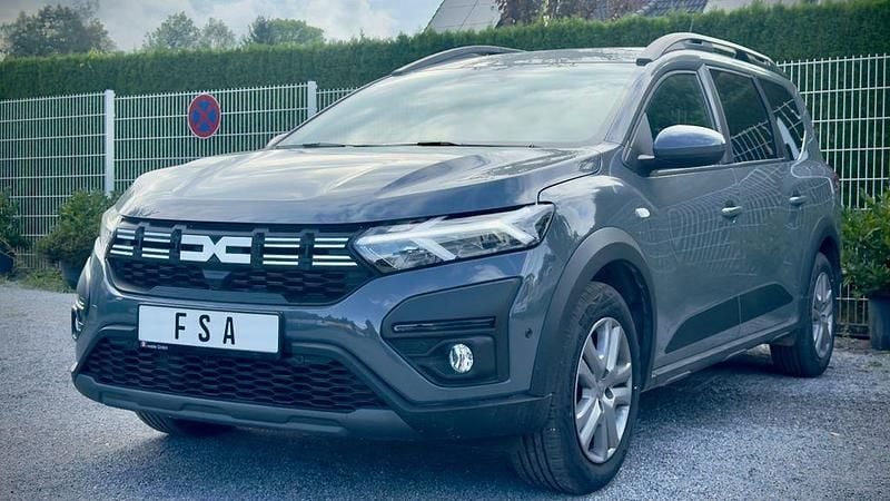Grau Gebraucht 2024 Dacia Jogger Expression Limousine | 19.000 € (Guter Preis) - Bild 1/4