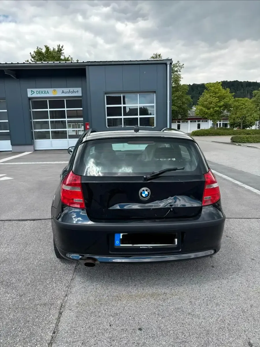 Gebraucht BMW 116 122 PS (89 kW) 2011 Schwarz Kleinwagen