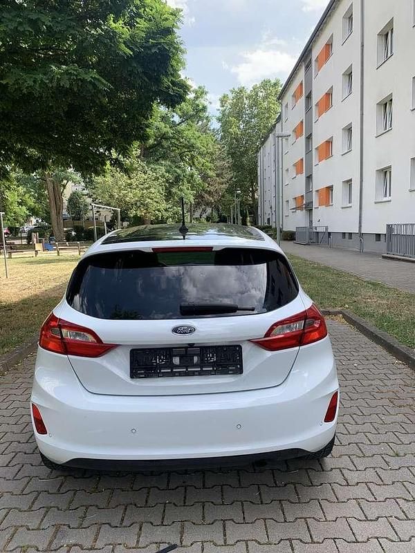 Gebraucht Ford Fiesta Trend 101 PS (74 kW) 2018 Weiß Kleinwagen