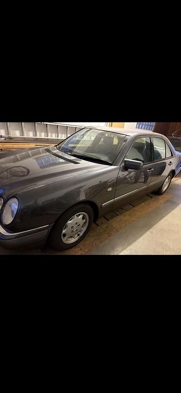 Gebraucht Mercedes E240 170 PS (125 kW) 1997 Grau Limousine