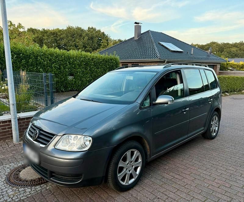 Grau Gebraucht 2005 VW Touran Van / Kleinbus | 2.200 € (Fairer Preis) - Bild 1/4