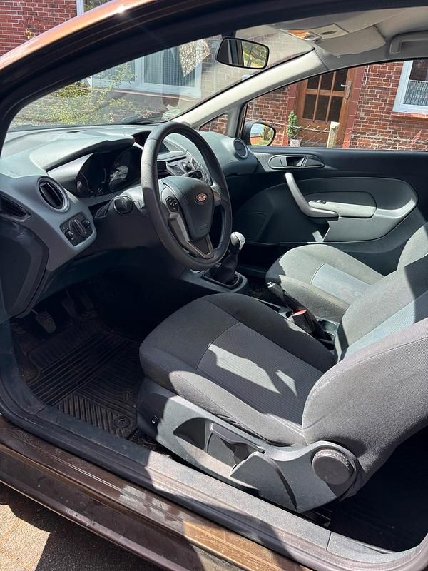 Gebraucht Ford Fiesta 60 PS (44 kW) 2012 Braun Kleinwagen