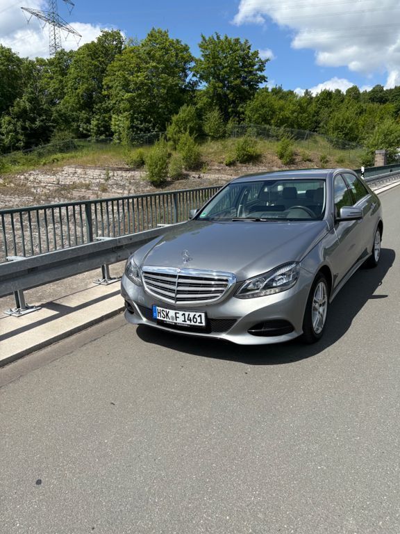 Silber Gebraucht 2015 Mercedes E200 Avantgarde Limousine | 14.750 € (Guter Preis) - Bild 1/4