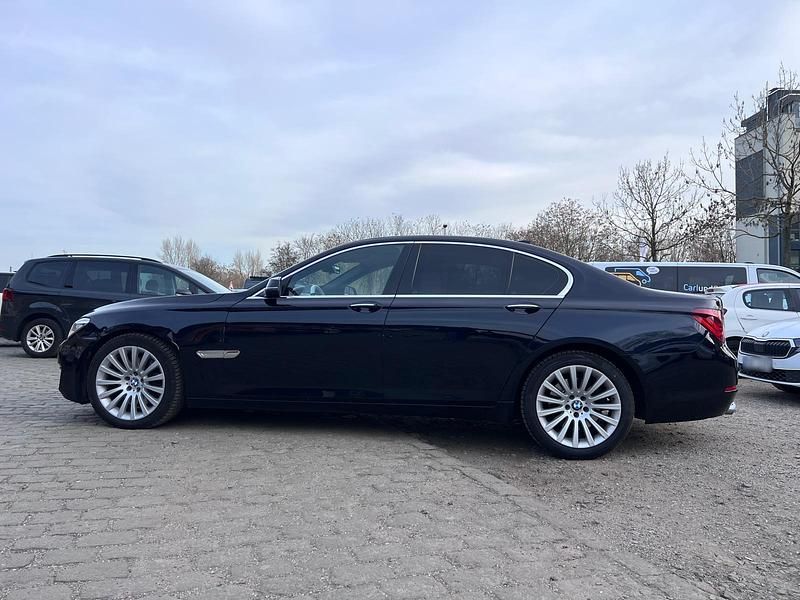 Second-hand BMW 730 211 CP (155 kW) 2014 Negru Berlinǎ