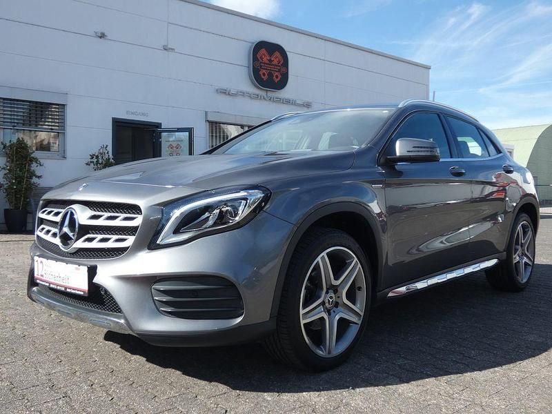 Mountaingrau met. Gebraucht 2017 Mercedes GLA180 AMG line SUV | 22.890 € (Fairer Preis) - Bild 1/4