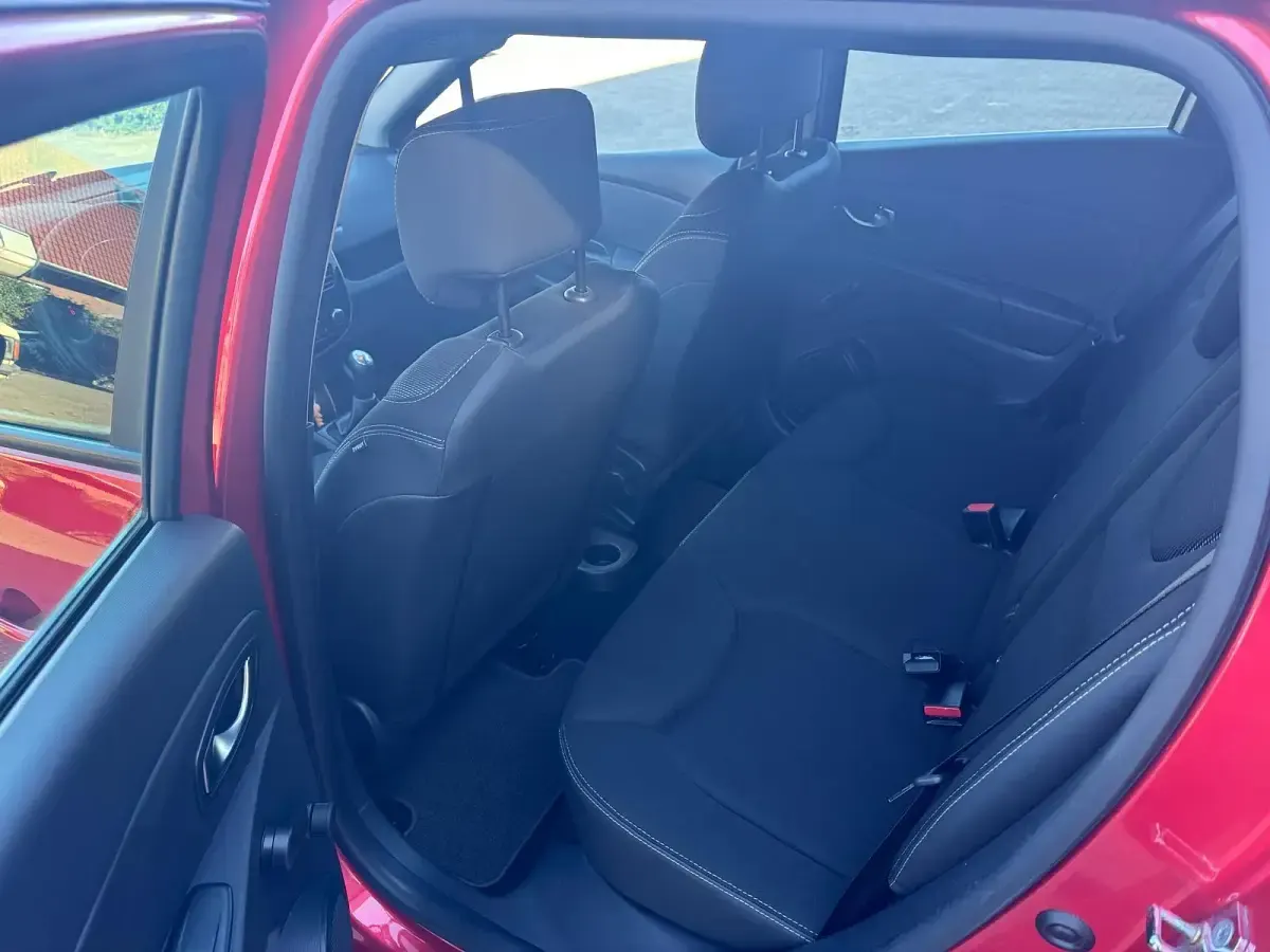 Gebraucht Renault Clio GrandTour 90 PS (66 kW) 2015 Rot Kombi