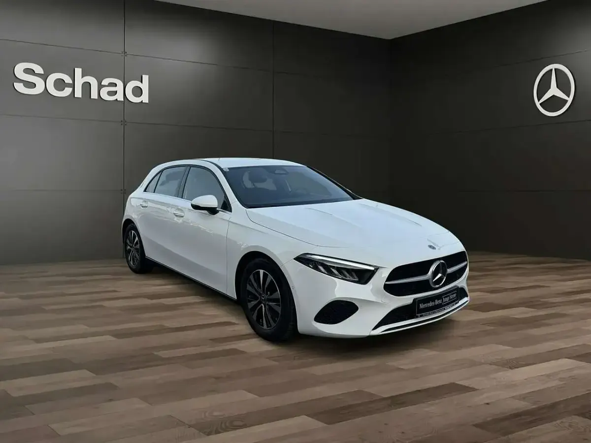 Gebraucht Mercedes A180 116 PS (85 kW) 2025 Unilack polarweiß Limousine