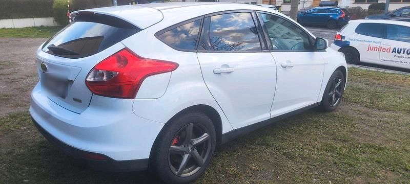 Gebraucht Ford Focus 125 PS (91 kW) 2014 Weiß Limousine