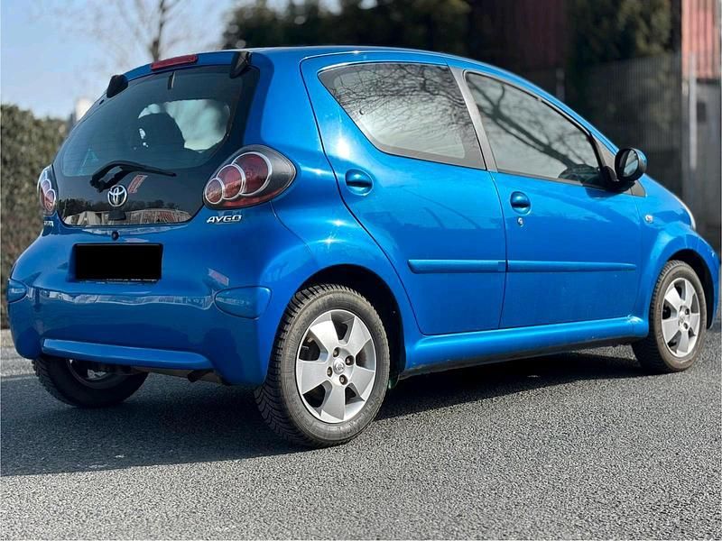 Gebraucht Toyota Aygo 69 PS (50 kW) 2010 Blau Kleinwagen