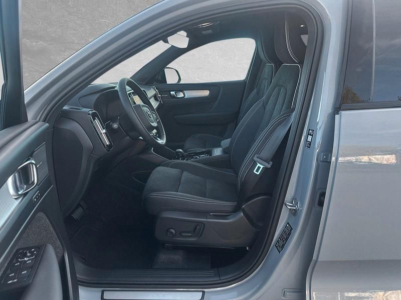 Neu Volvo XC40 Plus 163 PS (119 kW) 2025 Vapour grey SUV
