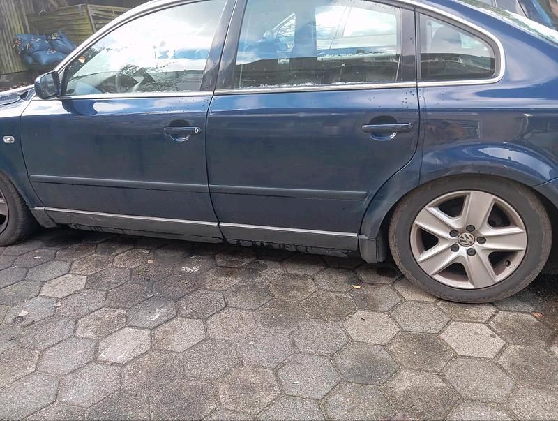 Blau Gebraucht 2004 VW Passat Limousine | 1.399 € (Guter Preis) - Bild 1/4