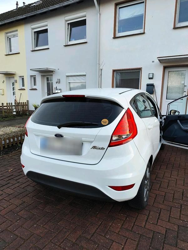 Gebraucht Ford Fiesta 60 PS (44 kW) 2010 Weiß Kleinwagen