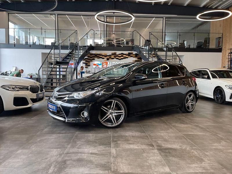 Schwarz Gebraucht 2015 Toyota Auris Life+ Limousine | 10.399 € (Fairer Preis) - Bild 1/4