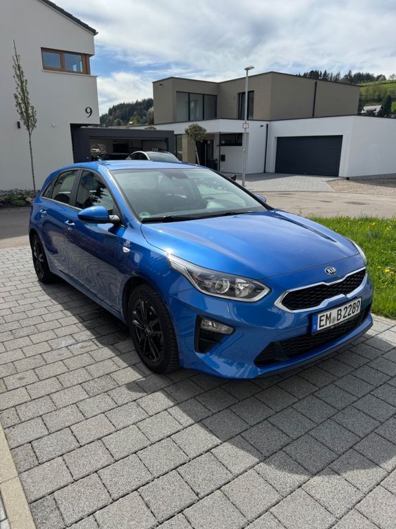 Blau Gebraucht 2018 Kia Ceed Edition 7 Limousine | 13.600 € (Etwas zu teuer) - Bild 1/4