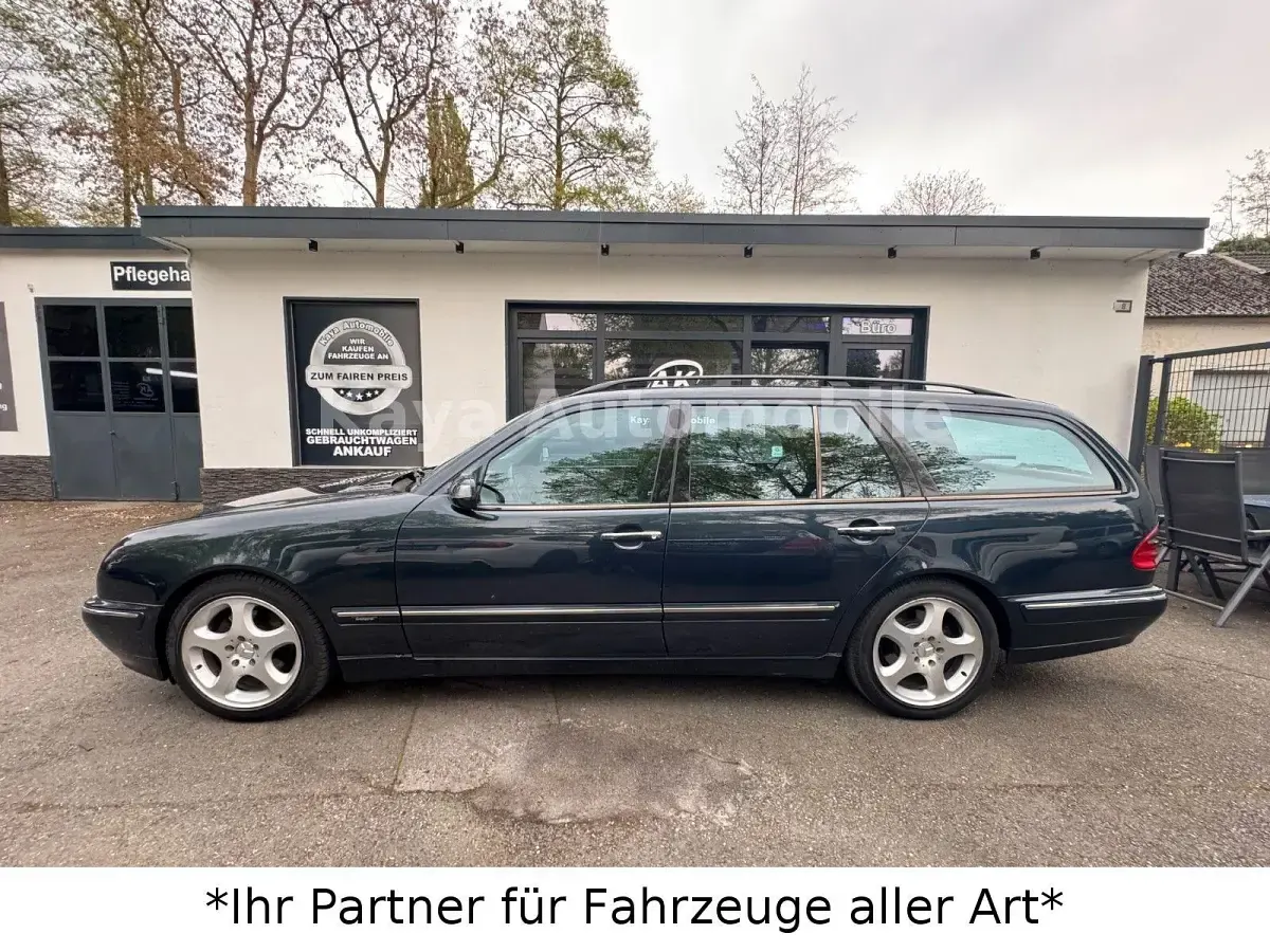 Używany Mercedes E220 Avantgarde 143 KM (105 kW) 2002 Niebieski Kombi