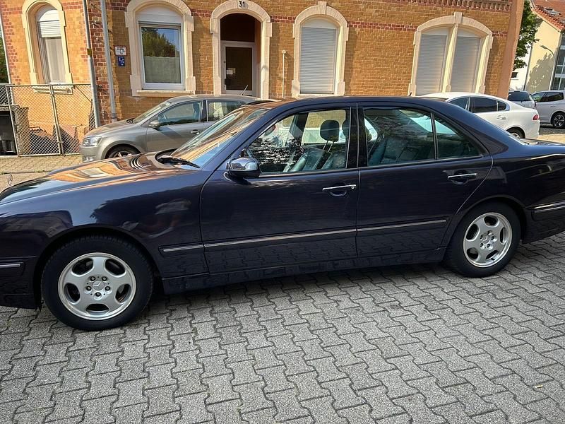 Violet Gebraucht 2001 Mercedes E320 Limousine | 3.000 € (Fairer Preis) - Bild 1/4