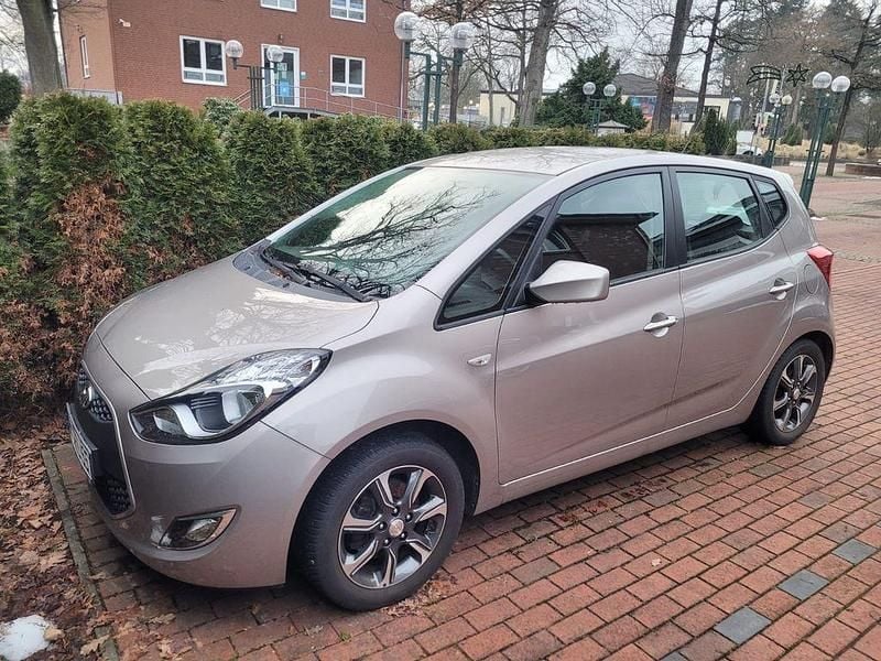 Gebraucht Hyundai ix20 Space Plus 125 PS (91 kW) 2017 Silber Kleinwagen
