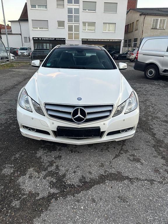 Weiß Gebraucht 2010 Mercedes E250 Coupé | 9.900 € (Fairer Preis) - Bild 1/4