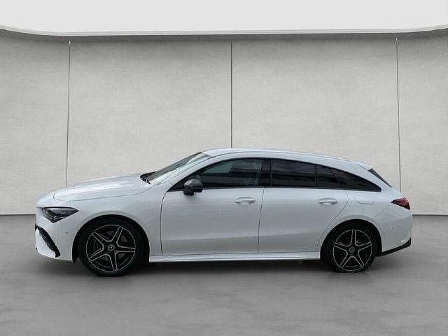 Weiß Gebraucht 2025 Mercedes CLA200 Shooting Brake AMG Kombi | 45.500 € - Bild 1/4