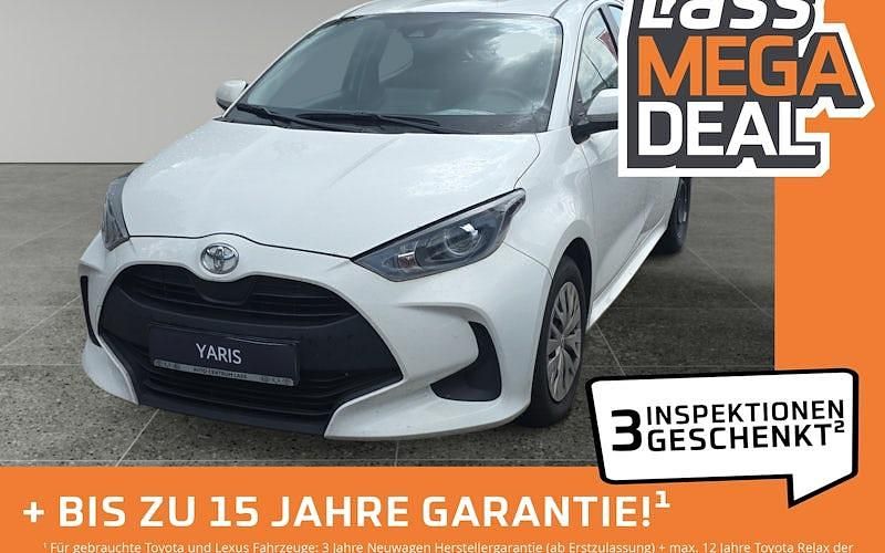 Weiß Gebraucht 2022 Toyota Yaris Comfort Limousine | 12.480 € (Fairer Preis) - Bild 1/4