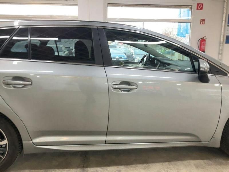 Gebraucht Toyota Avensis Team 147 PS (108 kW) 2018 Grau Kombi