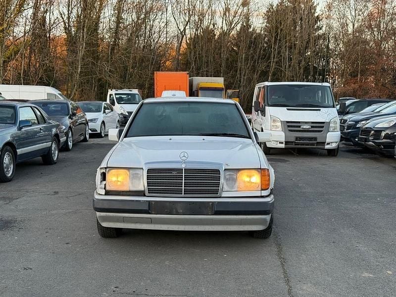 Weiß Gebraucht 1990 Mercedes E250 Limousine | 1.600 € - Bild 1/4