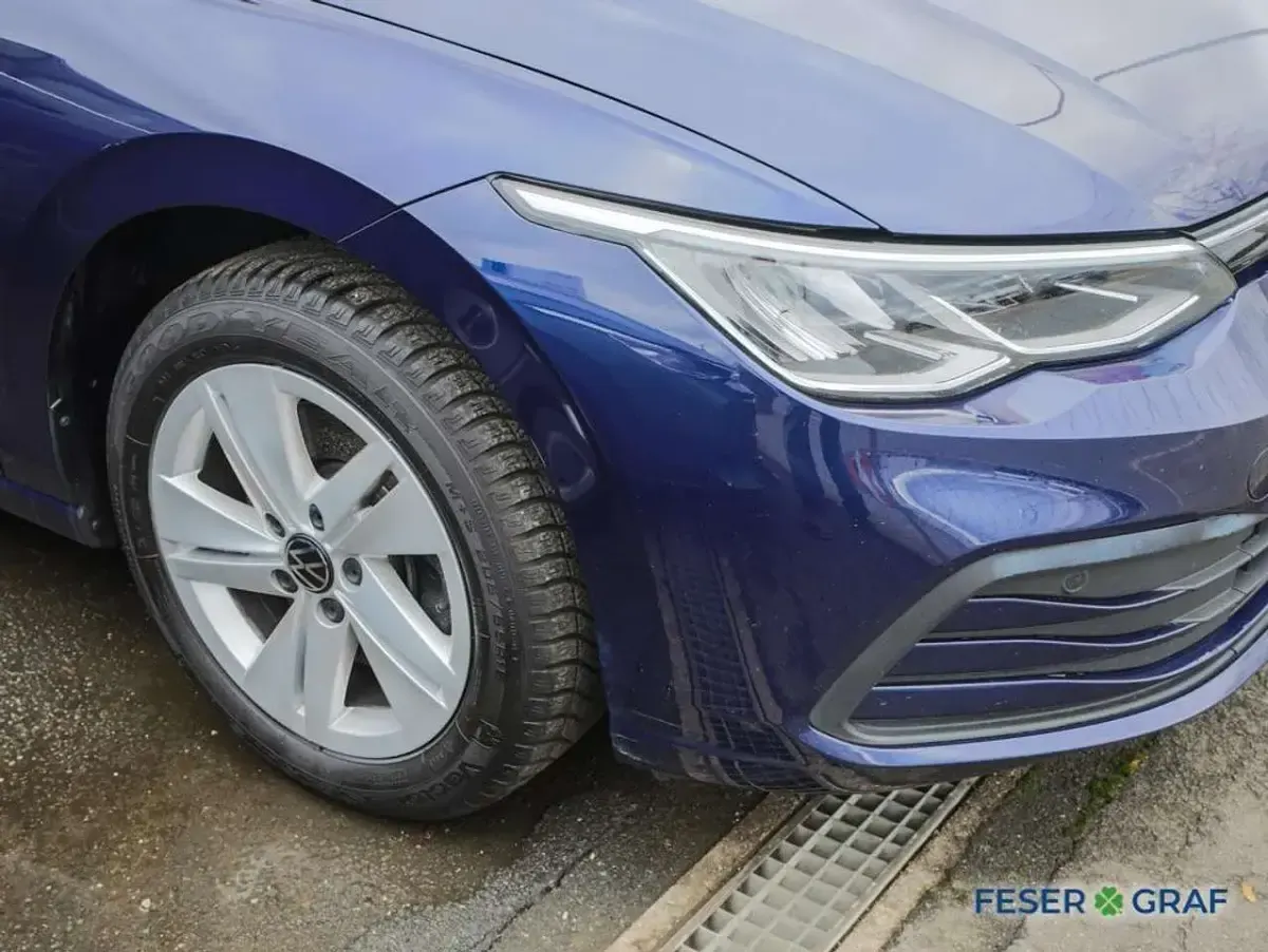 Gebraucht VW Golf VIII Life 150 PS (110 kW) 2022 Atlantik blue metallic Kombi