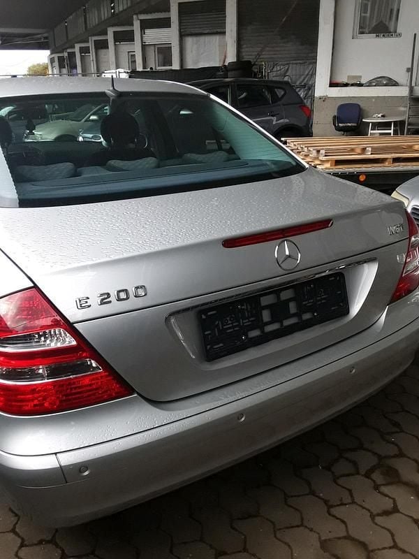Silber Gebraucht 2005 Mercedes E200 Limousine | 3.499 € (Superpreis) - Bild 1/4