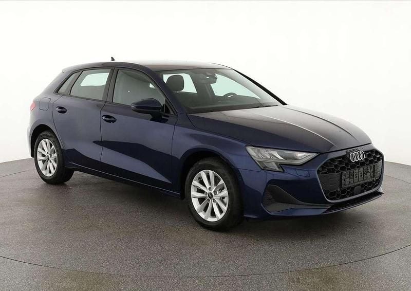 Distrikt grün metallic Neu 2025 Audi A3 Sportback Limousine | 32.045 € (Superpreis) - Bild 1/4