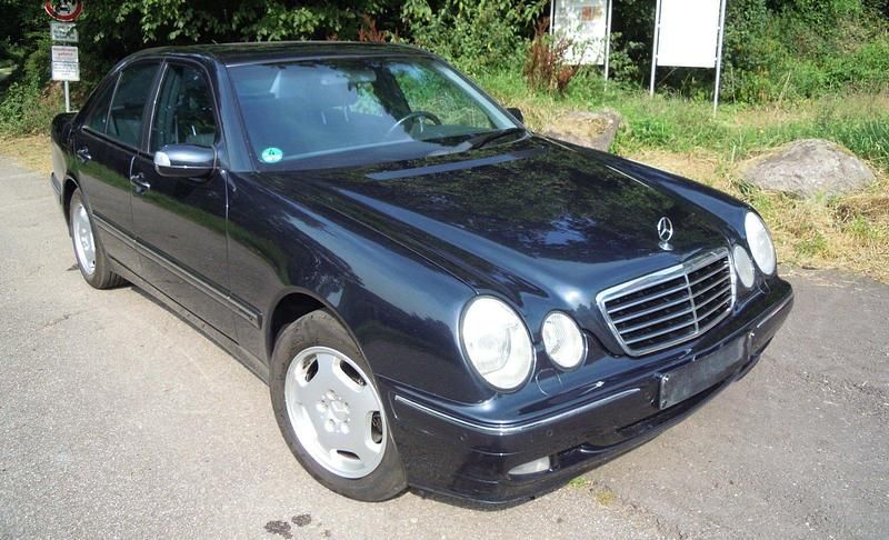 Blau Gebraucht 2000 Mercedes E280 Limousine | 4.300 € (Superpreis) - Bild 1/4