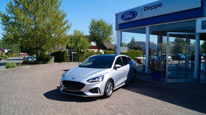 Silber Gebraucht 2021 Ford Focus ST-Line Limousine | 18.650 € (Teuer) - Bild 1/4