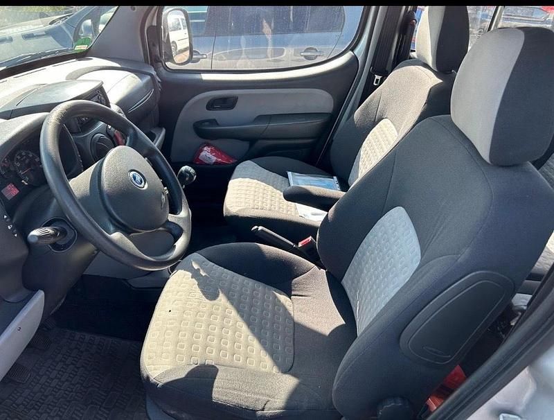 Gebraucht Fiat Doblò 85 PS (62 kW) 2009 Grau Van / Kleinbus