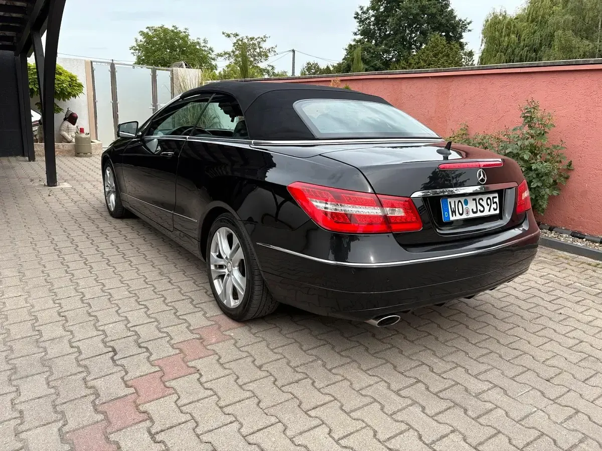 Gebraucht Mercedes E220 184 PS (135 kW) 2012 Schwarz Cabrio