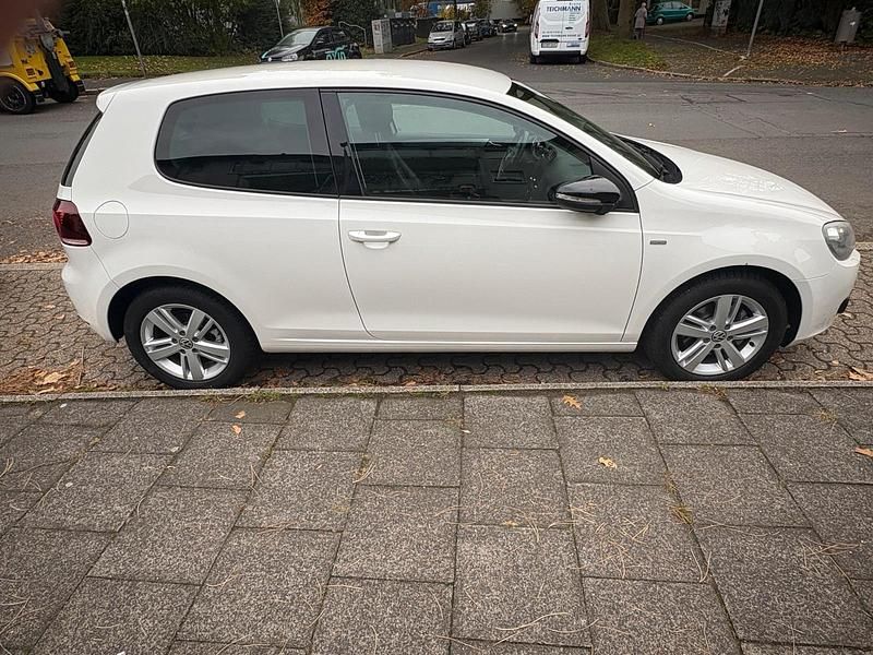 Gebraucht VW Golf VI Match 122 PS (89 kW) 2012 Weiß Kleinwagen