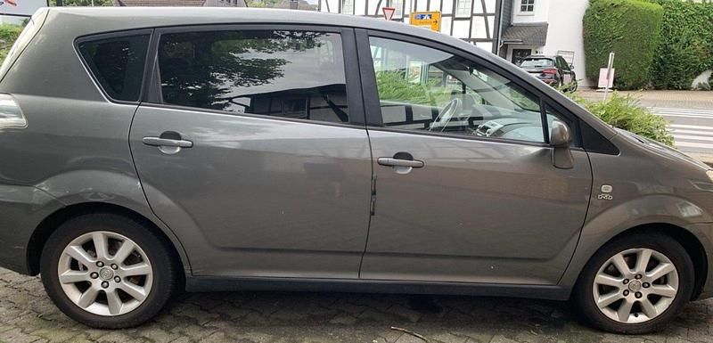 Grau Gebraucht 2005 Toyota Corolla Verso Van / Kleinbus | 2.200 € (Guter Preis) - Bild 1/4