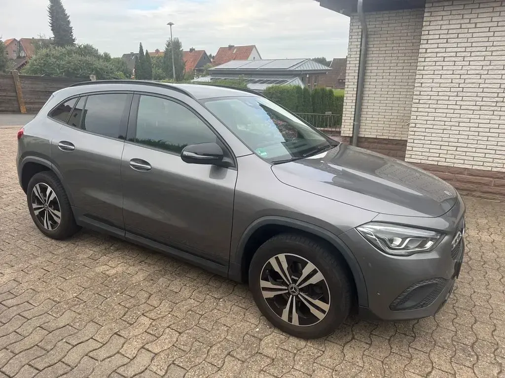Gebraucht Mercedes GLA200 163 PS (119 kW) 2021 Grau SUV