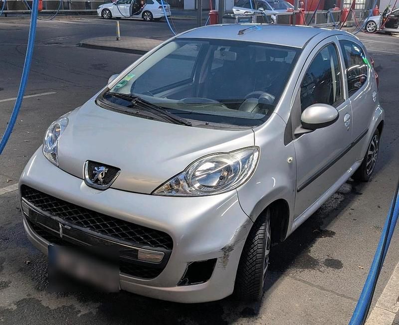 Gebraucht Peugeot 107 68 PS (50 kW) 2010 Silber Kleinwagen