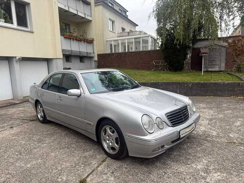 Silber Gebraucht 2003 Mercedes E280 Avantgarde Limousine | 7.600 € - Bild 1/4