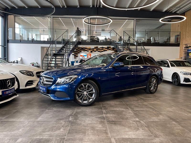 Blau Gebraucht 2016 Mercedes C300e Kombi | 20.599 € (Superpreis) - Bild 1/4