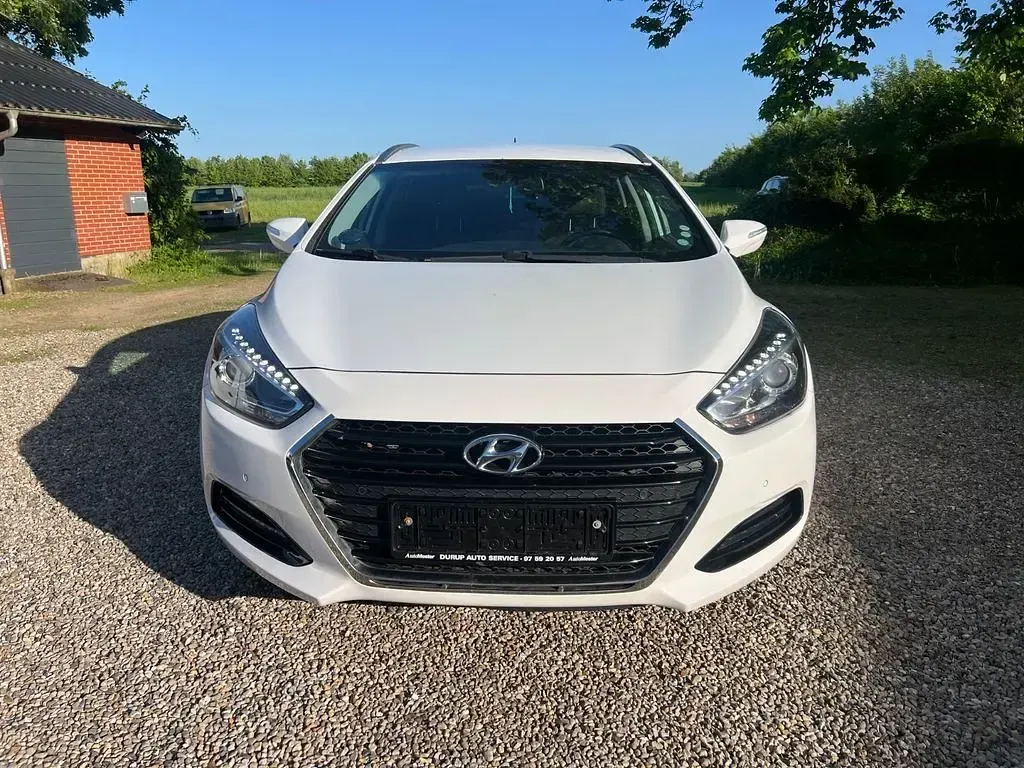 Gebraucht Hyundai i40 Trend 116 PS (85 kW) 2016 Weiß Limousine