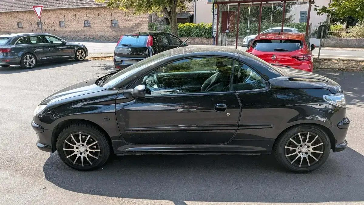 Gebraucht Peugeot 206 CC 109 PS (80 kW) 2004 Schwarz Cabrio