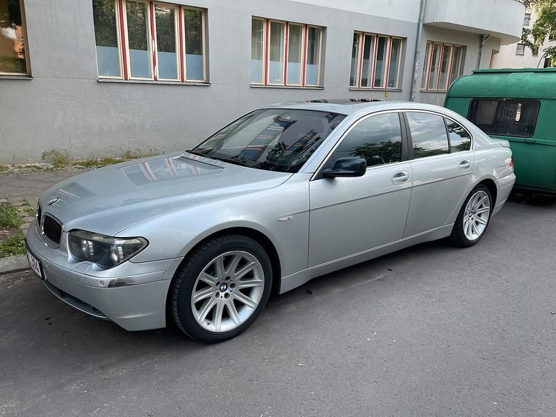 Grau Gebraucht 2002 BMW 745 Sport Line Limousine | 3.900 € - Bild 1/4