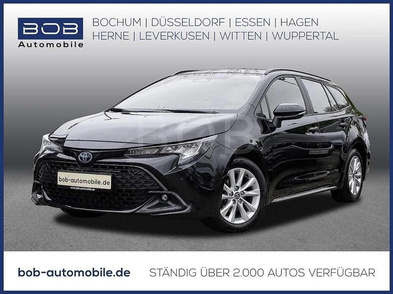 Schwarzmetallic (schwarz) (schwarz) Gebraucht 2023 Toyota Corolla Comfort Kombi | 25.333 € (Fairer Preis) - Bild 1/3