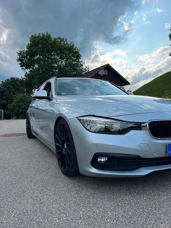 Silber Gebraucht 2017 BMW 318 Kombi | 10.700 € (Fairer Preis) - Bild 1/4