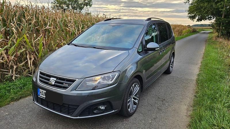 Grau Gebraucht 2018 Seat Alhambra FR-Line Van / Kleinbus | 21.490 € (Guter Preis) - Bild 1/4