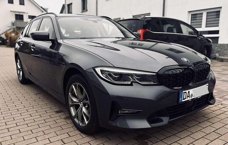 Grau Gebraucht 2021 BMW 320 Sport Line Kombi | 19.900 € (Fairer Preis) - Bild 1/4
