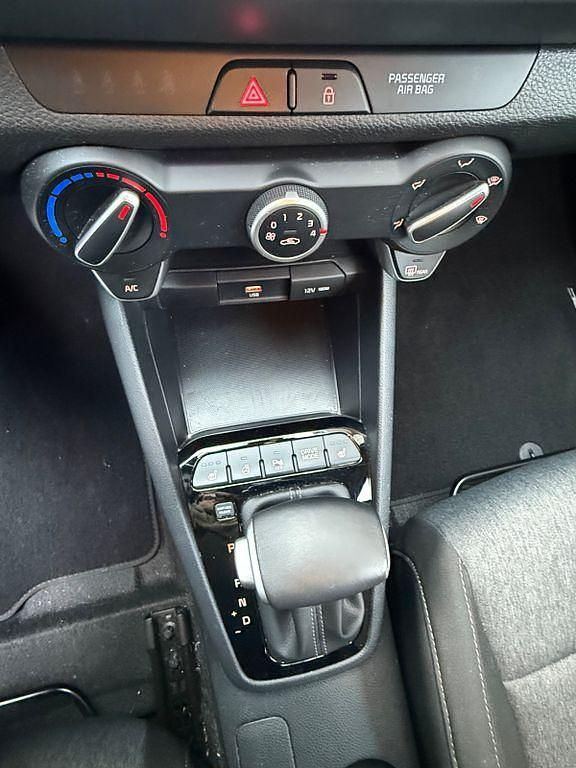 Usado Kia Stonic 101 HP (74 kW) 2023 Cinzento SUV